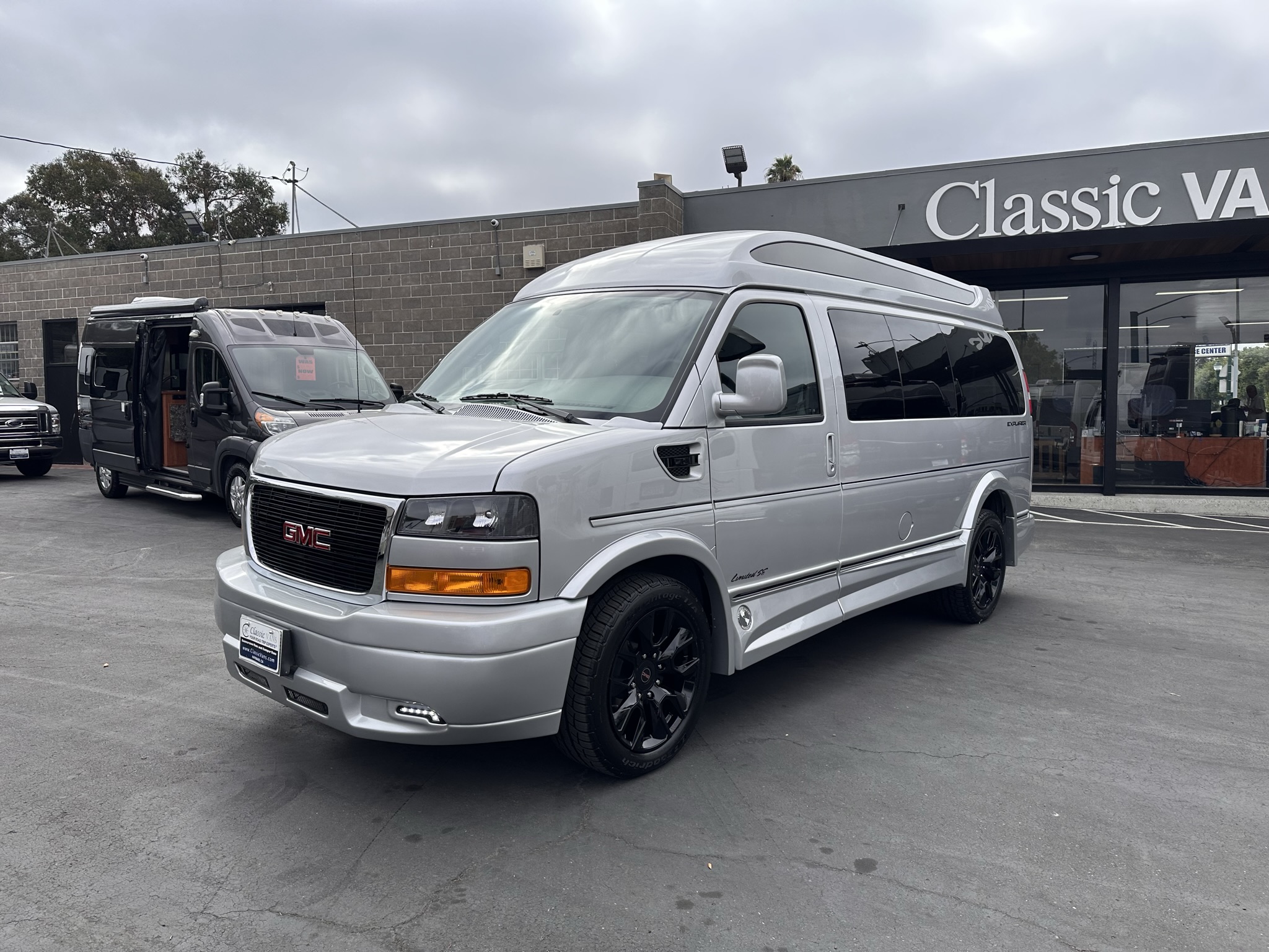 2023 GMC Savana Cargo Work Van's photo