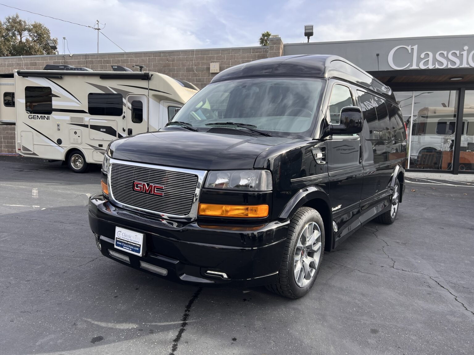 2022 Gmc Savana 9 Passenger Travel Van